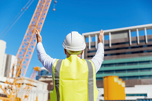 建筑工程師 安全背心下揮灑汗水的建設者